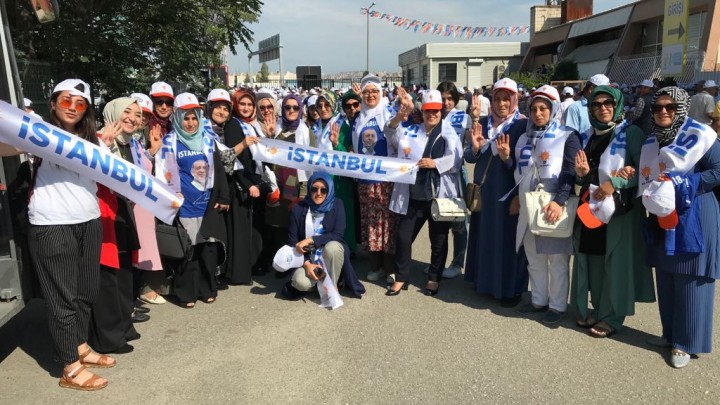 Ak Kadın Tuzla Ankara'da Reisinin Arkasında 